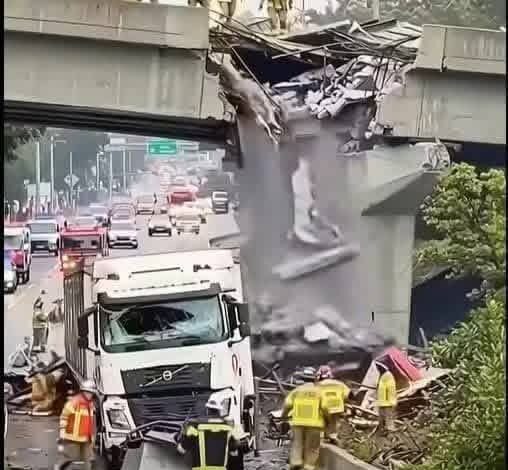 TOTAL CHAOS AS MASSIVE TRUCK SLAMS INTO OVERPASS SHATTERING MORNING COMMUTE